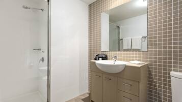 Combined shower/bathtub, deep-soaking bathtub, free toiletries