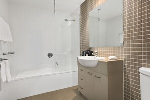 Combined shower/bathtub, deep-soaking bathtub, free toiletries