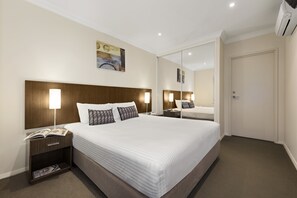 ミニバー、セーフティボックス (室内)、デスク、防音設備