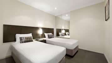 1 dormitorio, minibar, caja fuerte y escritorio