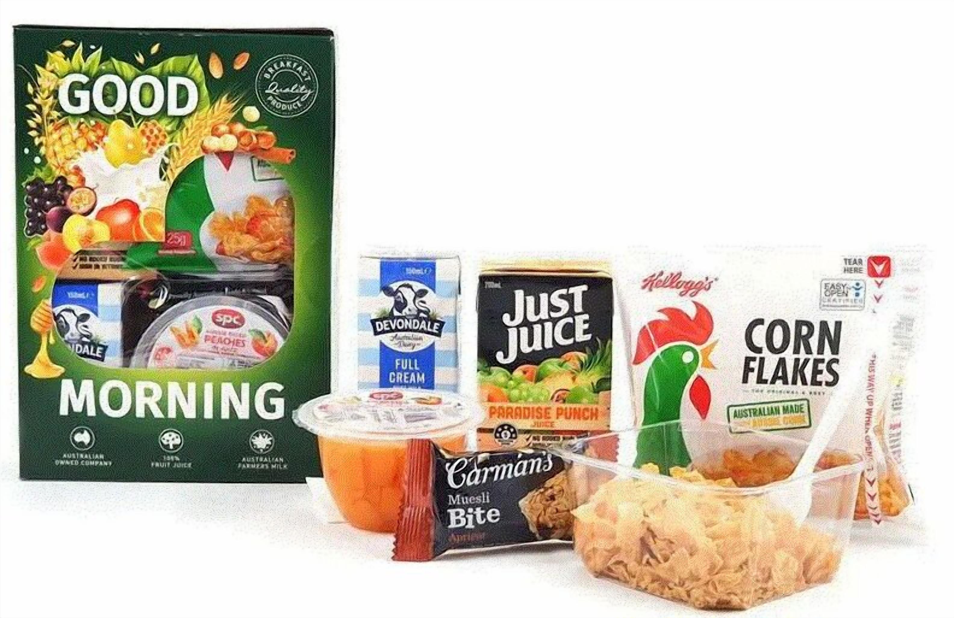 Una bandeja de desayuno que incluye cereal Good Morning, yogur entero Devondale, ponche Paradise de Just Juice, Kellogg's Corn Flakes y Muesli Bite de Carman's.