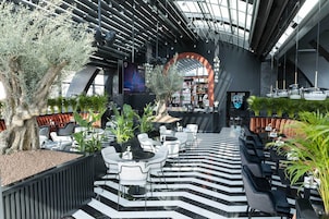 Se sirven desayunos, almuerzos, cenas y cocina local e internacional 