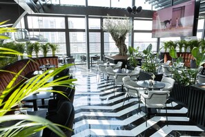 Frokost, lunsj og middag serveres, lokale og internasjonale retter 