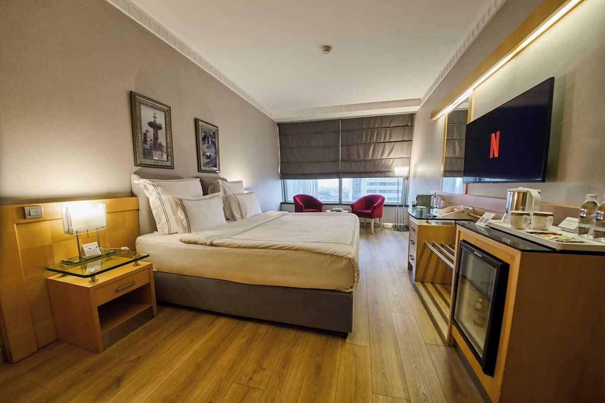 deluxe room | 1 bedroom, premium bedding, minibar, in-room safe