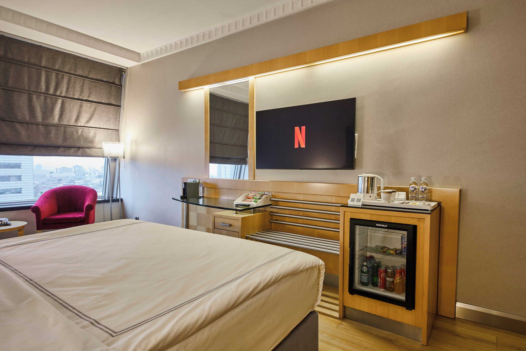 deluxe room | 1 bedroom, premium bedding, minibar, in-room safe