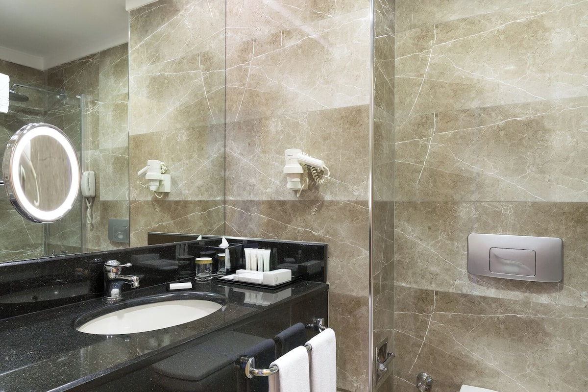 standard room | bathroom | free toiletries, hair dryer, bathrobes, slippers