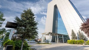 Un hotel moderno con una fachada de vidrio destacada y un diseño angular único.