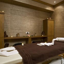 Bain à remous, hammam, soins corporels, massages aux pierres chaudes