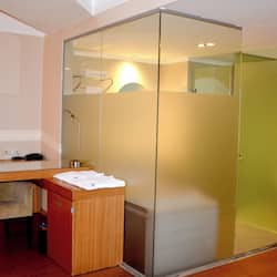Ensemble douche/baignoire, baignoire à jets, sèche-cheveux, peignoirs