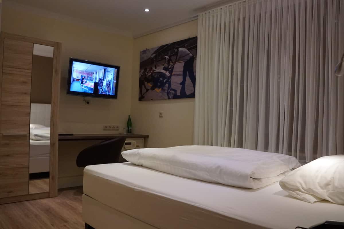 single room | premium bedding, pillow-top beds, in-room safe, free wifi