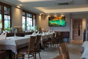 Phục vụ bữa trưa và bữa tối 