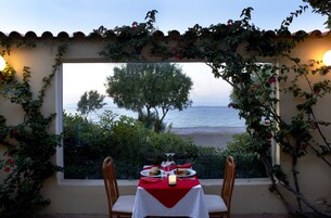 2 restaurants, lunch, dinner served; international cuisine