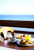 2 间餐厅，供应午餐和晚餐，国际美食