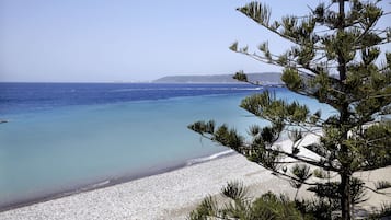 Am Strand, Liegestühle, Sonnenschirme, Strandtücher