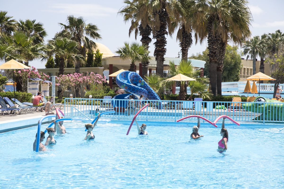 4 outdoor pools, pool umbrellas, pool loungers