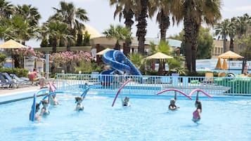 4 outdoor pools, pool umbrellas, pool loungers