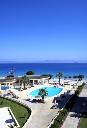 4 piscines extérieures, parasols de plage, chaises longues