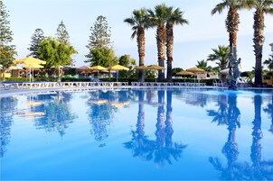 4 outdoor pools, pool umbrellas, sun loungers