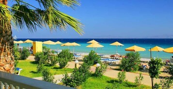 在海滩、沙滩椅、海滩遮阳伞、沙滩毛巾