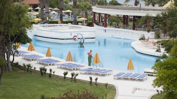 4 outdoor pools, pool umbrellas, sun loungers
