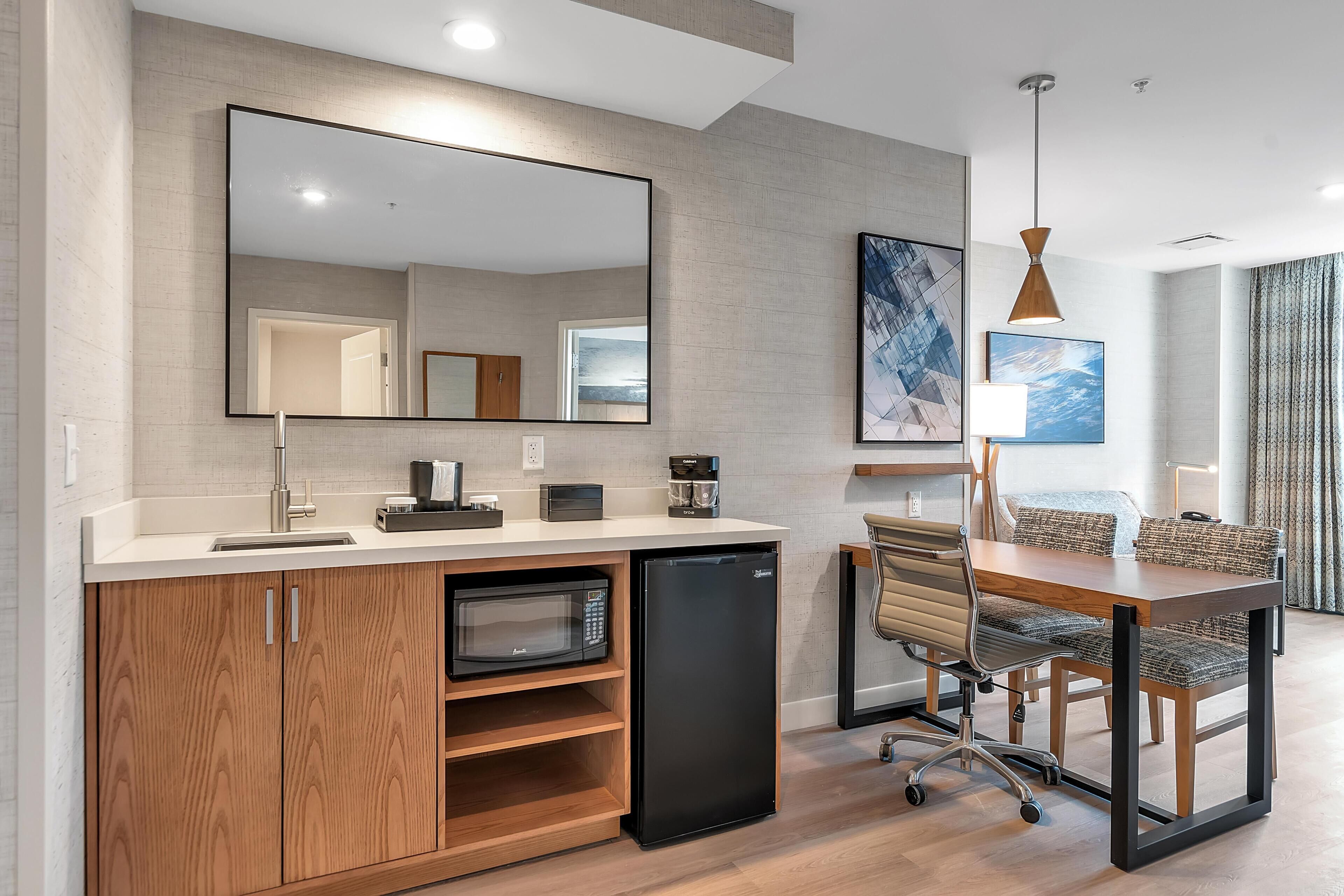 1 dormitori, caixa forta a l'habitació i escriptori 