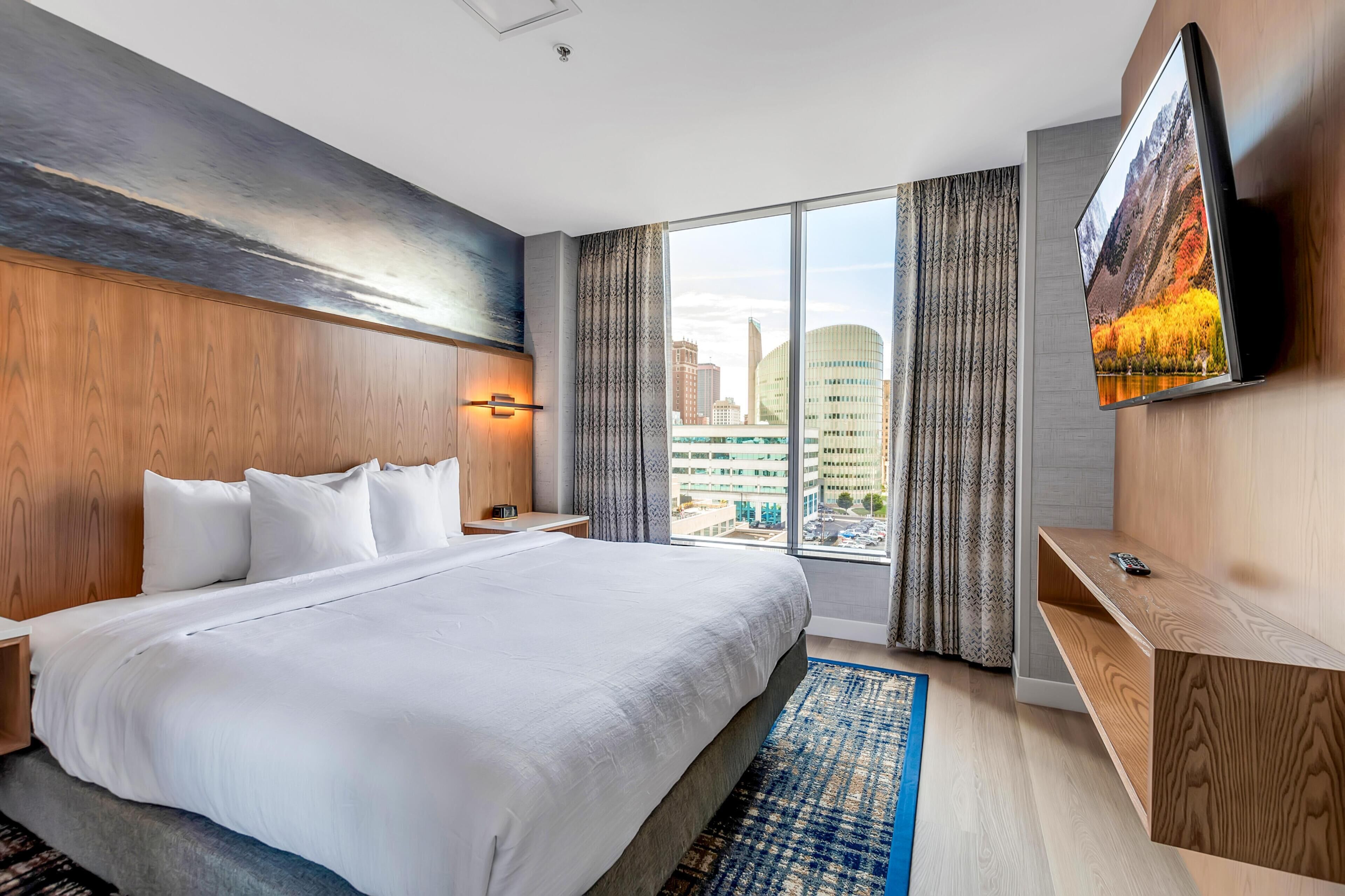 1 多间卧室、客房内保险箱、办公桌、笔记本电脑工作区