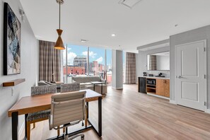 1 غرفة نوم وخزنة داخل الغرفة ومكتب ومساحة عمل للكمبيوتر المحمول