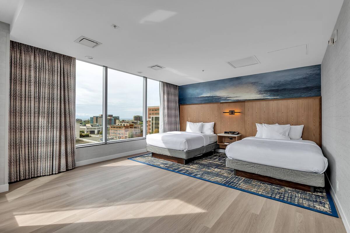 行政套房, 转角 (2 Queens Beds, 1 Sofa Bed) | 1 多间卧室、客房内保险箱、办公桌、笔记本电脑工作区