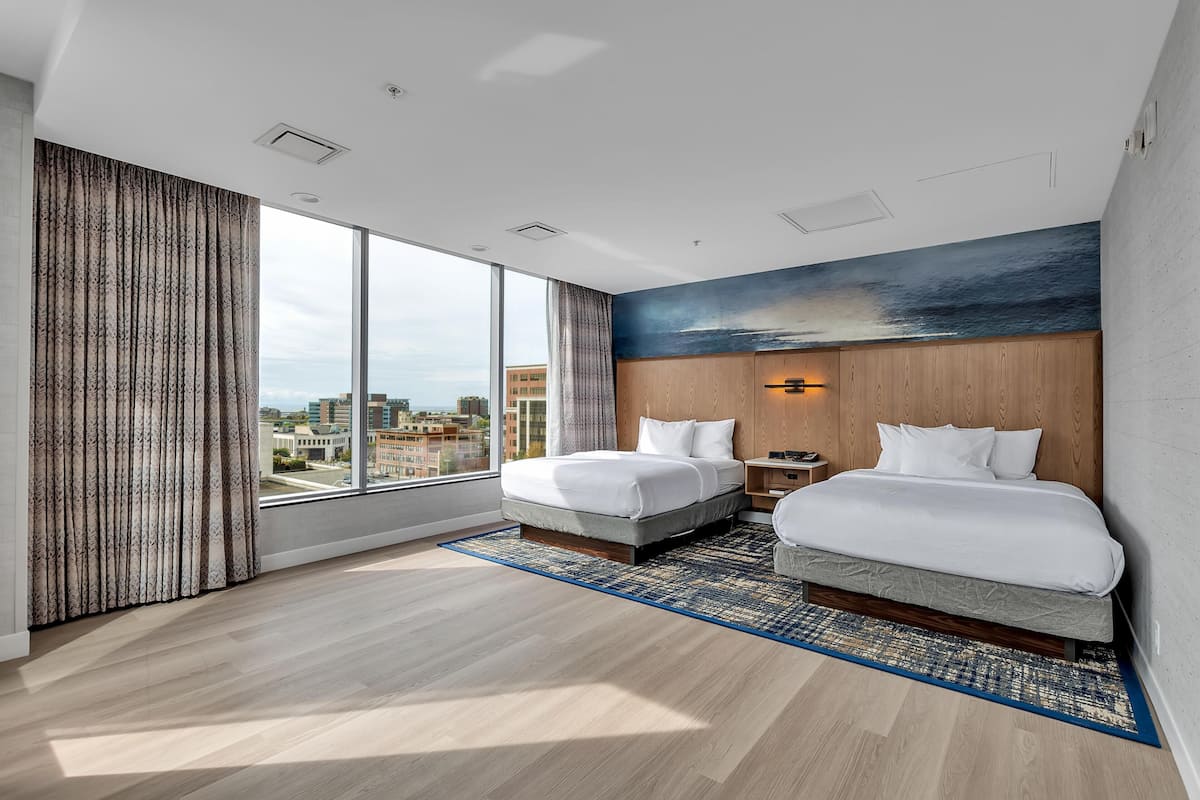 Executive Suite, Corner (2 Queens Beds, 1 Sofa Bed) | 1 bedroom, in-room safe, desk, laptop workspace