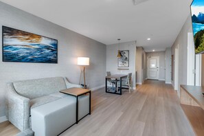 Suite – executive, massasjebadekar (2 Queens and 1 Sofa Bed) | Oppholdsområde | En 32-tommers Flatskjerm-TV med kabel-kanaler samt TV og filmkjøp