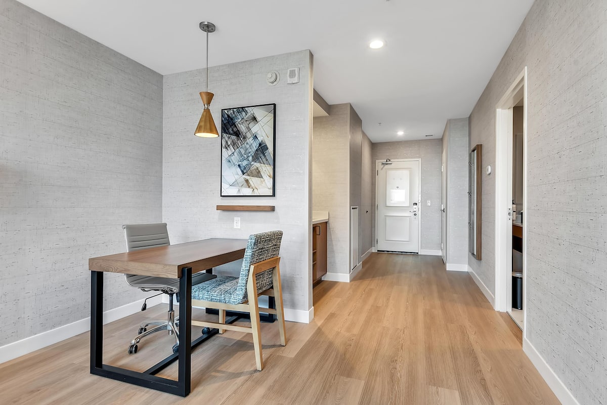 Suite executiva, banyera d'hidromassatge (2 Queens and 1 Sofa Bed) | 1 dormitori, caixa forta a l'habitació i escriptori