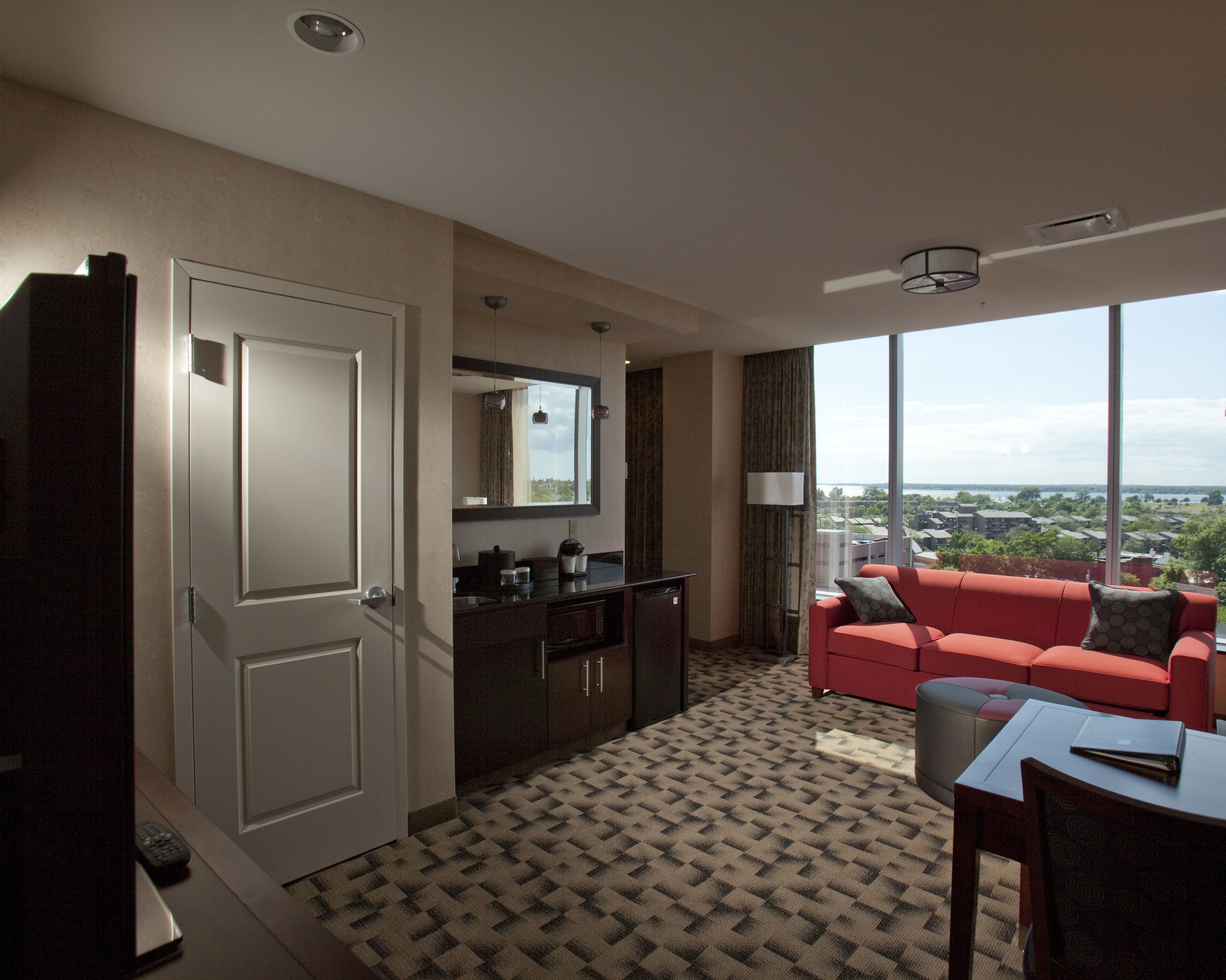 行政套房, 1 張特大雙人床和 1 張沙發床, 邊間 | 起居區 | 32-吋平面電視、有線頻道、電視、付費電影