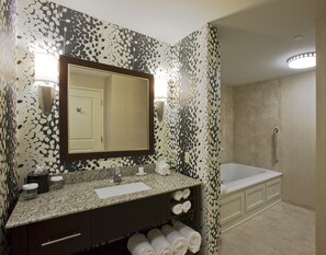 行政套房, 转角 (2 Queens Beds, 1 Sofa Bed) | 浴室 | 淋浴设施、免费洗浴用品、吹风机、毛巾