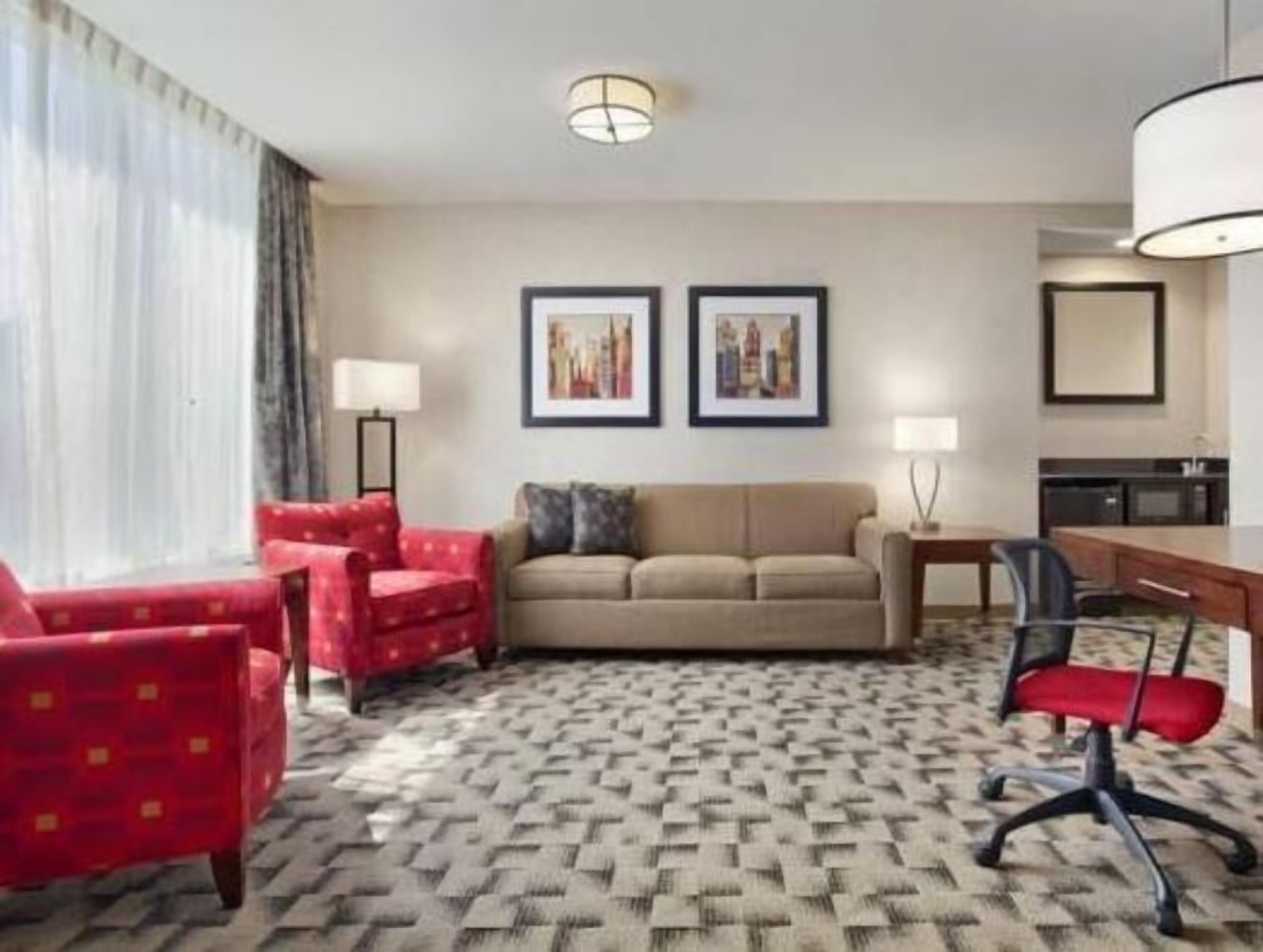 起居区 | 32-英寸纯平电视（配备有线频道）、电视、收费电影