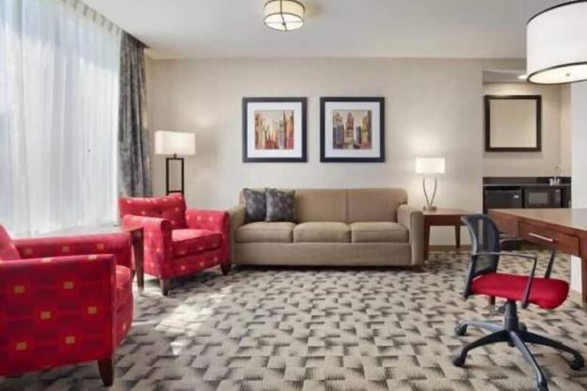 Living area | 32-inch flat-screen TV with cable channels, TV, pay movies