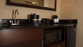 Executive Suite, Corner (2 Queens Beds, 1 Sofa Bed) | Private kitchenette | Fridge, microwave, coffee/tea maker