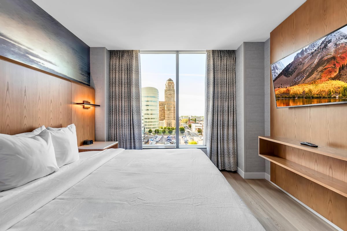 Executive Suite, 1 King Bed with Sofa bed, Corner | 1 bedroom, in-room safe, desk, laptop workspace