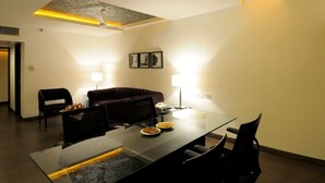 Suite – business | Oppholdsområde | En 32-tommers LCD-TV med kabel-kanaler samt TV
