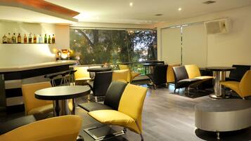 2 Bars/Lounges