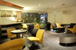 2 bars/lounges