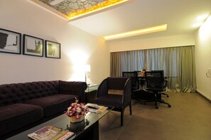 Business Suite | Living room - The Central Court Hotel (Hyderabad)