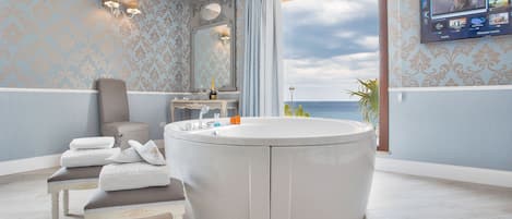 Romantic Suite | Jetted bathtub