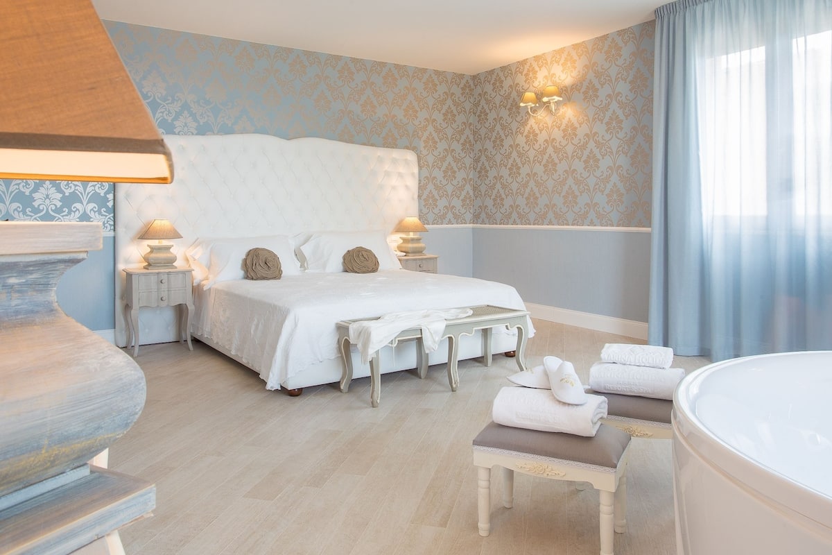 Romantische suite | 1 slaapkamer, een minibar, een kluis op de kamer, een bureau