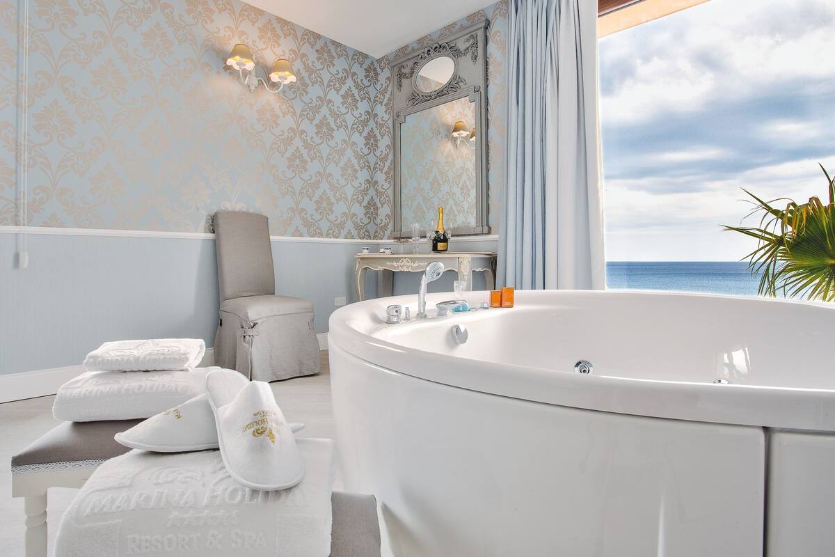 romantic suite | jetted bathtub