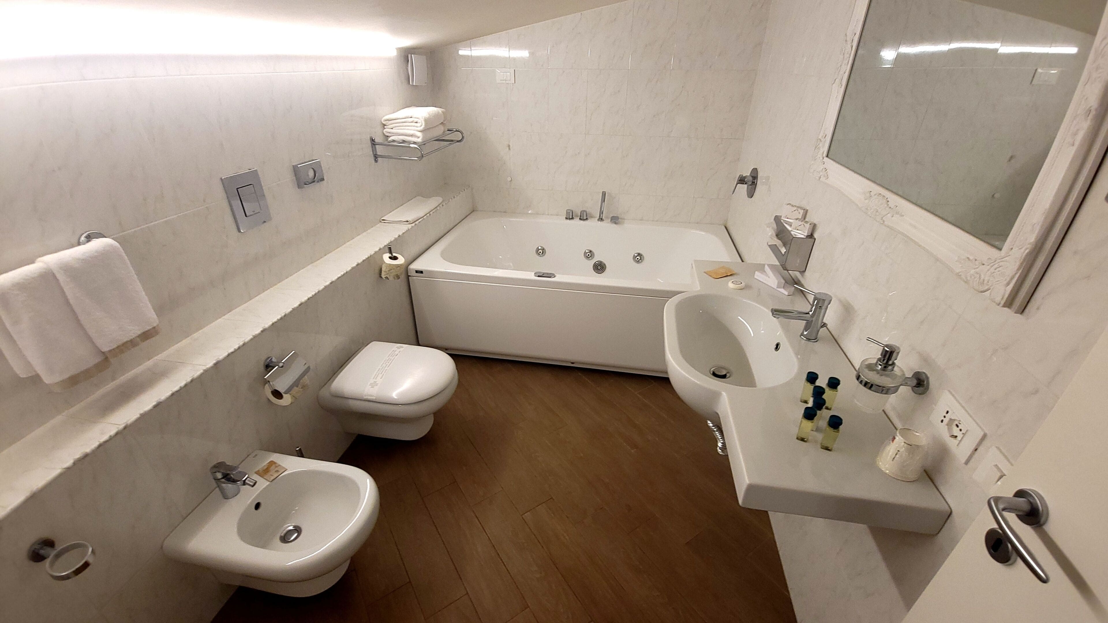 Une salle de bain moderne équipée d’une baignoire, d’un lavabo, d’un bidet et de toilettes.