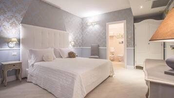 Minibar, safe på rommet, skrivebord og lydisolert