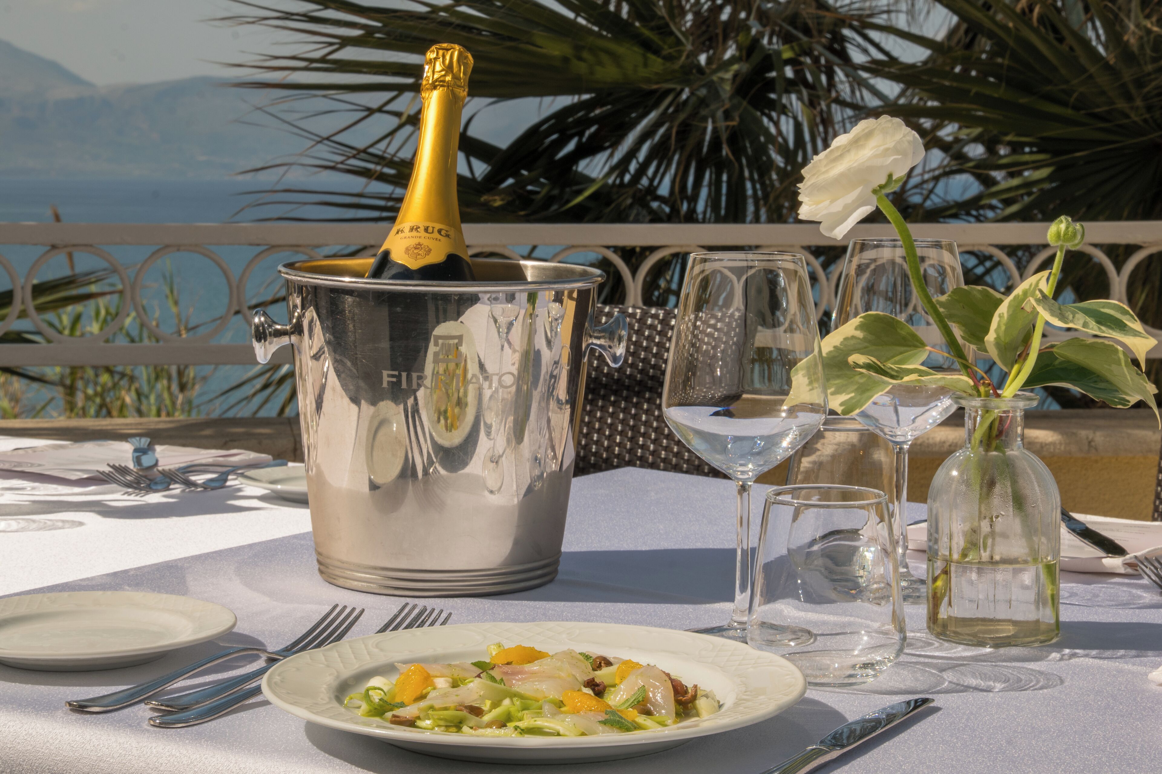Petit déjeuner, déjeuner et dîner servis sur place, vue sur la piscine