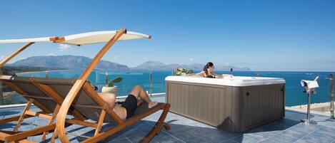 Een minibar, een kluis op de kamer, een bureau, geluiddichte muren