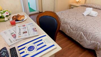 Minibar, Zimmersafe, Schreibtisch, Babybetten