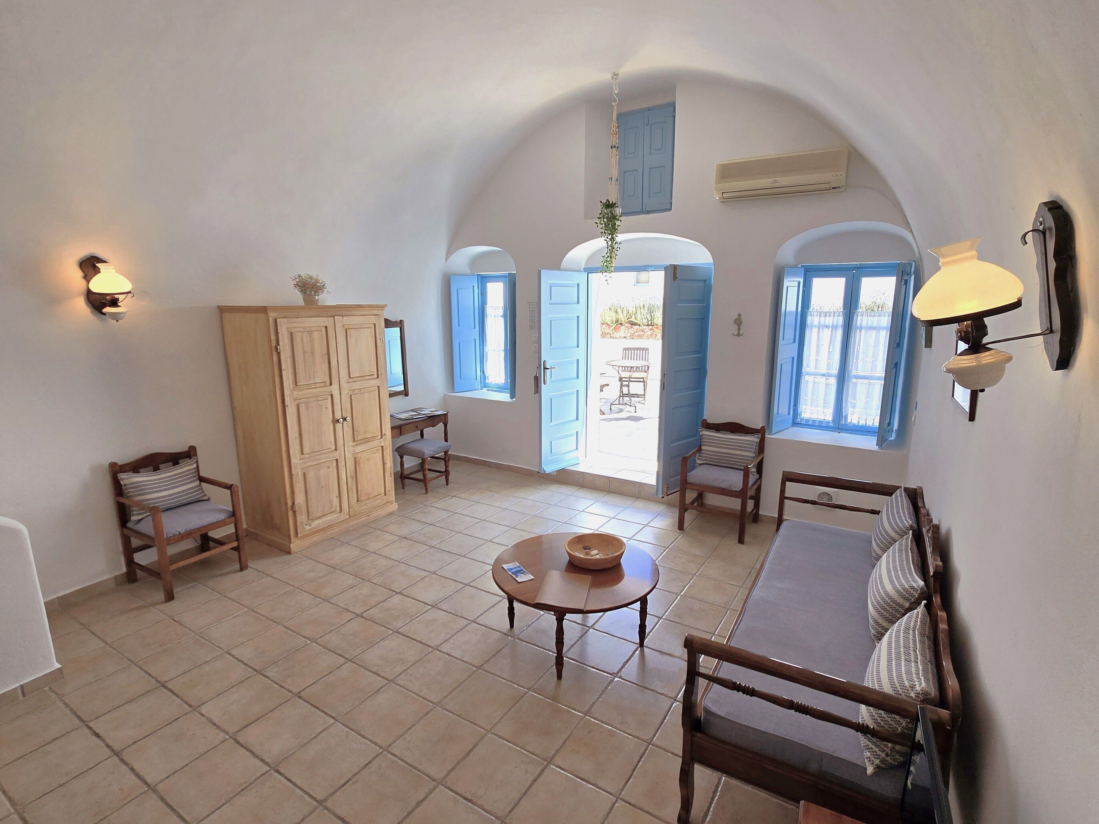 traditional apartment | living area | flat-screen tv